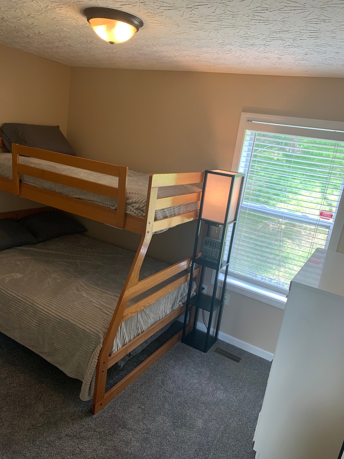 მე-2 საძინებელი, ორსართულიანი საწოლი
Მთავარი სართული