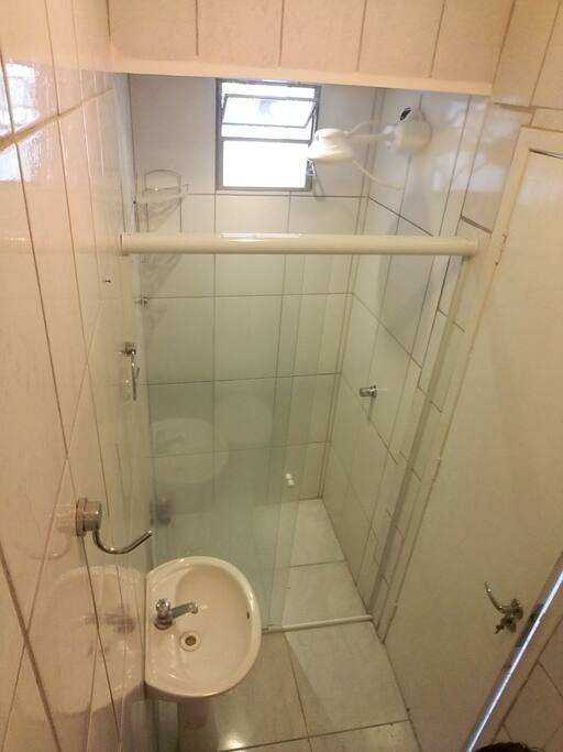 banheiro com box e água quente