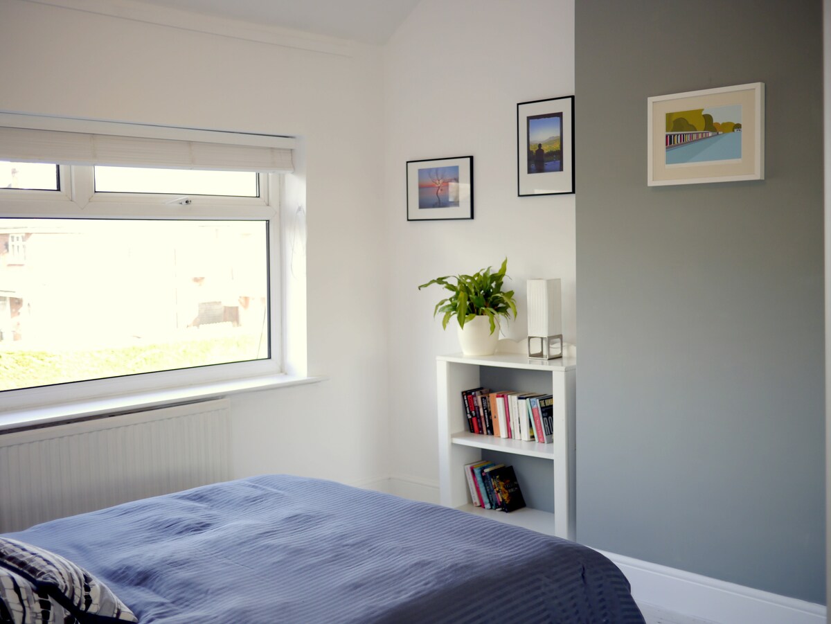 Спална соба со брачен кревет (широк 180 -9 