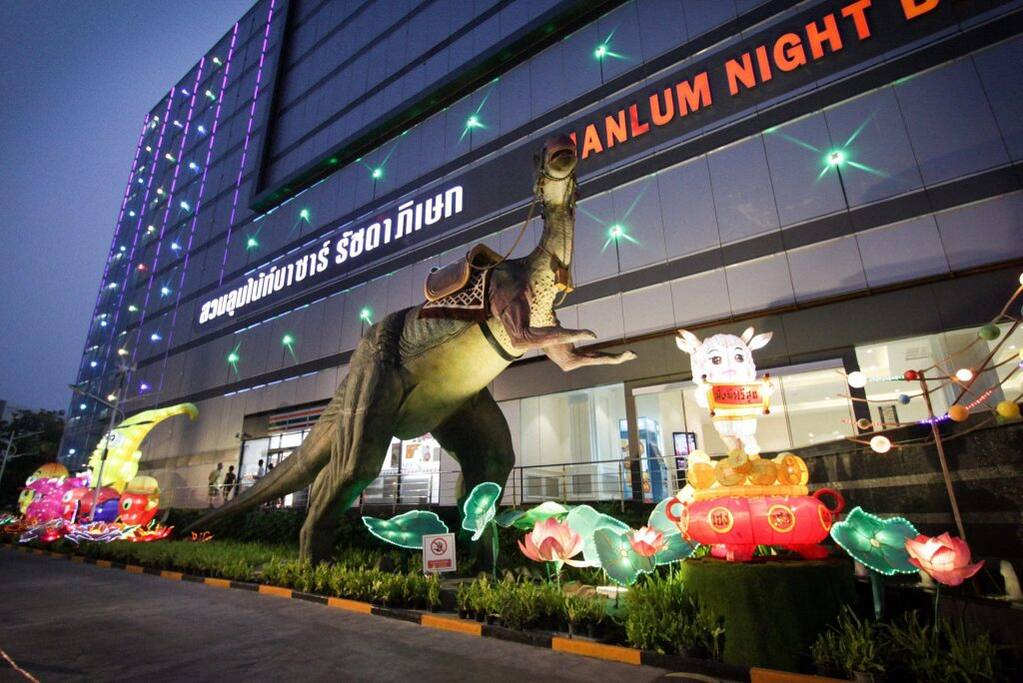 10 minutes within walking distance to see realistic dinosaur puppets