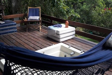 Suíte com varanda, hidromassagem, 700m da praia!