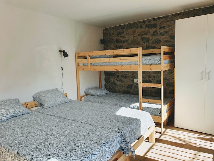 חדר עם שתי מיטות יחיד ומיטת קומתיים