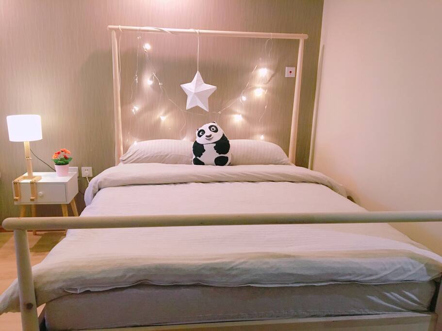 宜家原木床,1.5米乘以2米,床垫是5星级酒店专用同款,非常舒适。