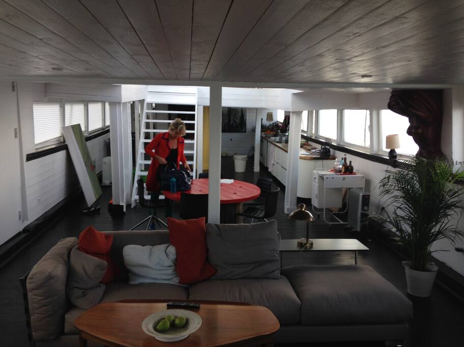 The boat is in 3 stories, 32 m long and 6 m wide.