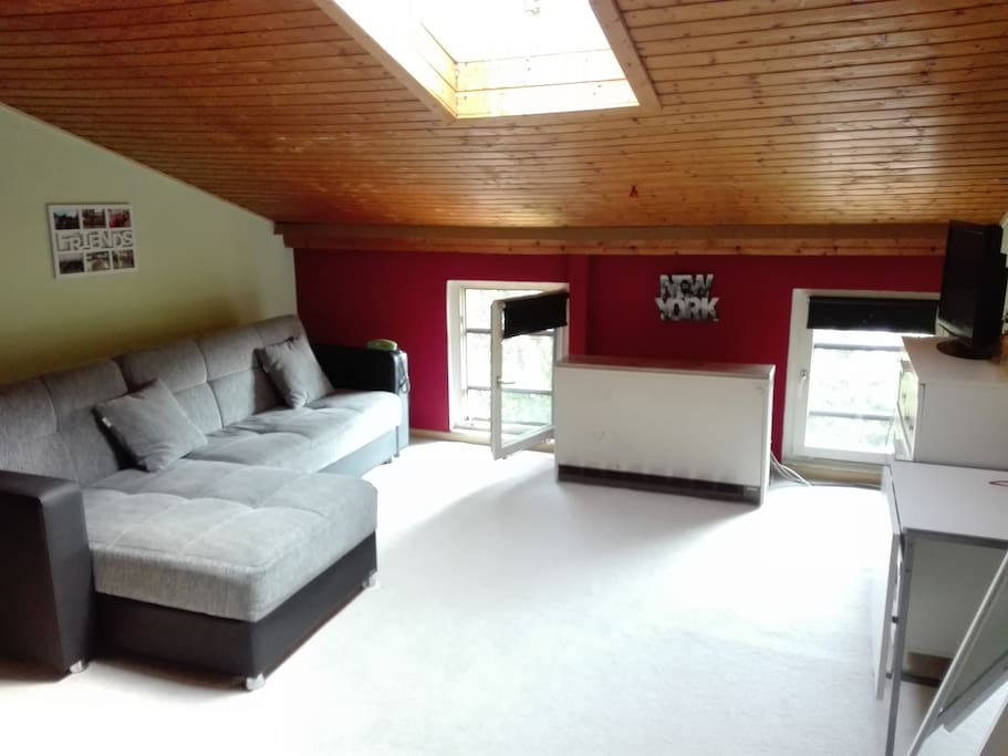 Gemütliche, ausziehbare Couch