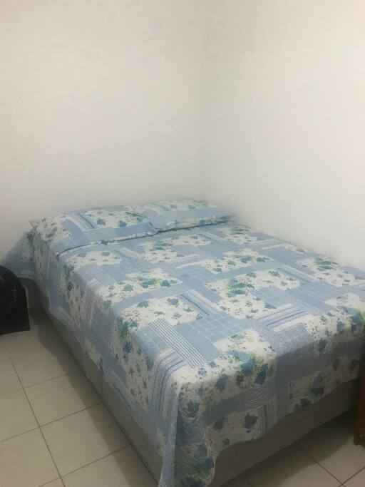 Quarto muito arejado.
