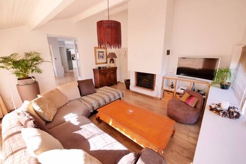 Ideal family! BBQ, ping pong, trampoline, Netflix