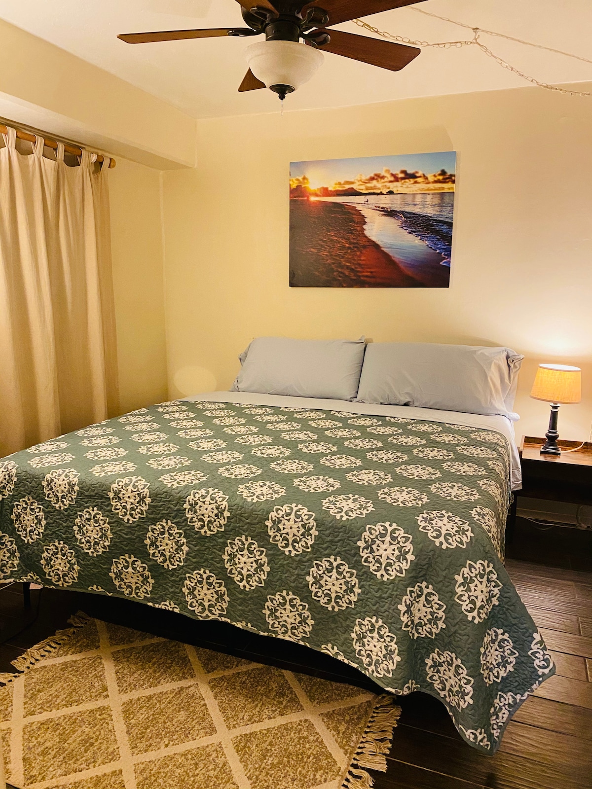 Spálňa s manželskou posteľou King a šatníkom na druhej strane.