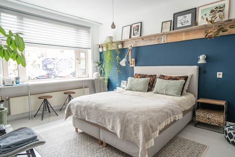 Comfortable ground floor bedroom close to center