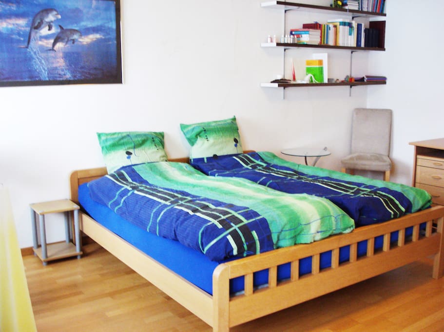 Grosses Doppelbett in gemütlichen und hellen Zimmer