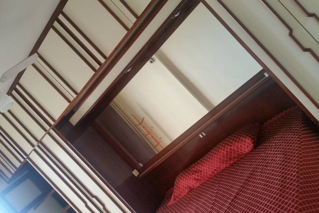Suite casal com varanda com vista para mar e armários embutidos