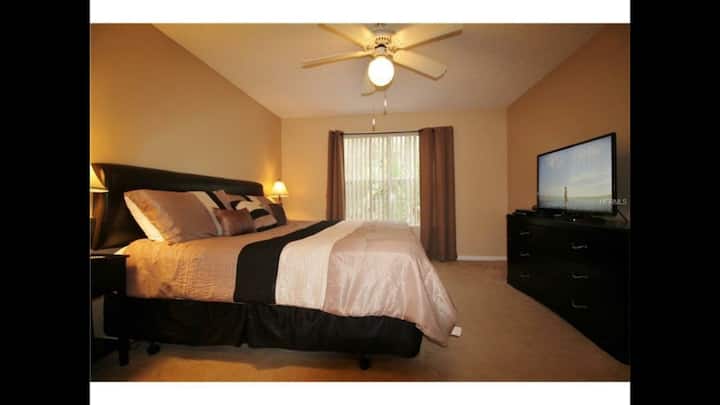 Главен апартман со брачен кревет (широк 180 - 200 см