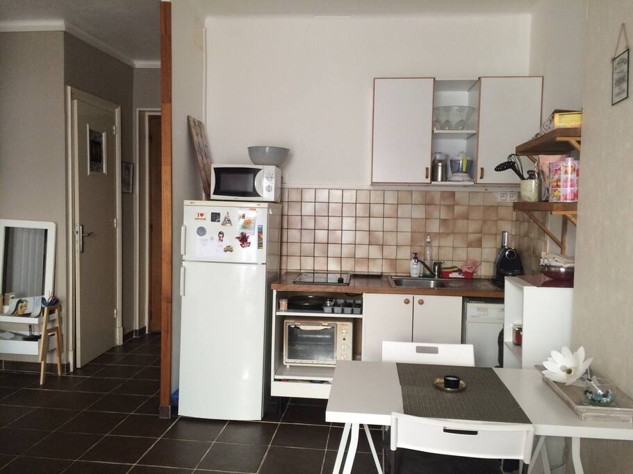 Coin repas/cuisine: frigo, micro ondes, four, lave vaisselle, plaques vitrocéramiques, machine à café Nespresso et divers appareils ménagers disponibles.