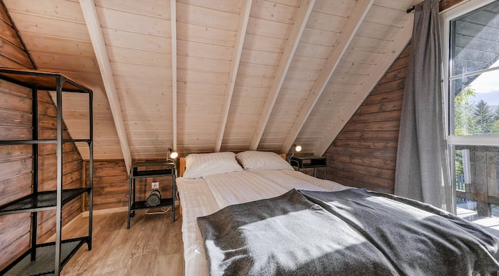 Cama matrimonial en el dormitorio.