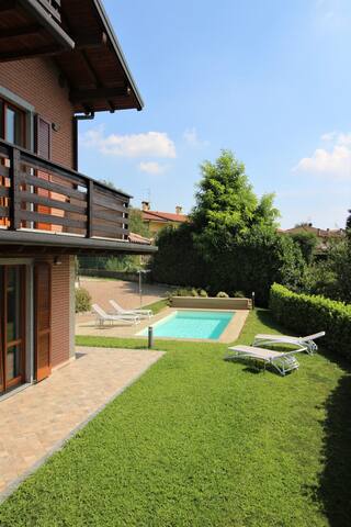 LA VALLETTA MAISON VILLA CON PISCINA BERGAMO gallery image 2