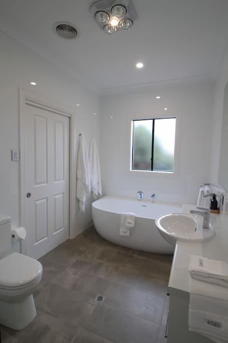 Soaking tub for two