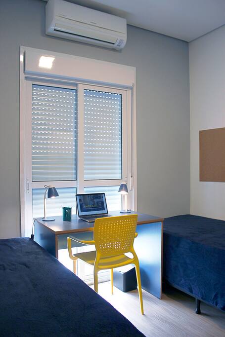 Quarto com bancada de trabalho