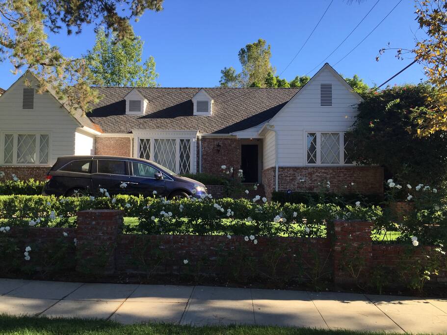 Enjoy privacy and comfort at a private house in the "flats" distrct of Beverly Hills.