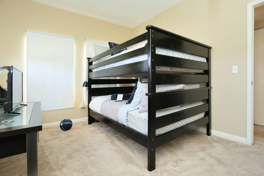 PRIVATE BEDROOM NEXT TO PRIVATE BATHROOM