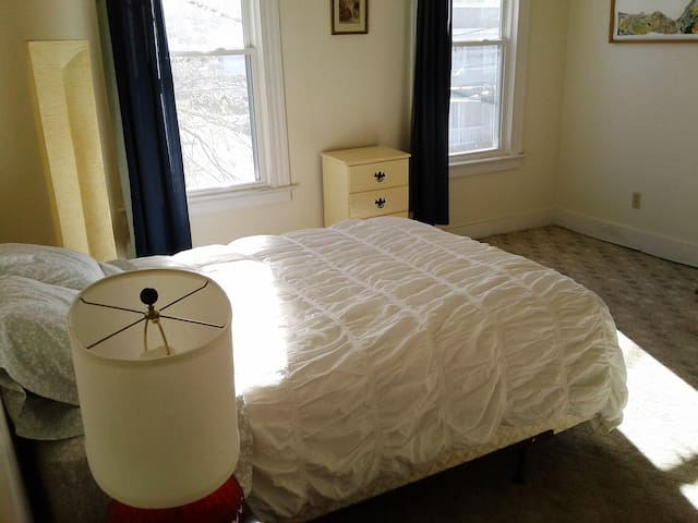 Sunny, pleasant room in Church Hill Richmond