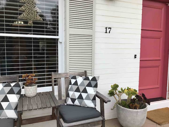 Cosy Retro in Old Torquay Houses for Rent in Torquay, Victoria