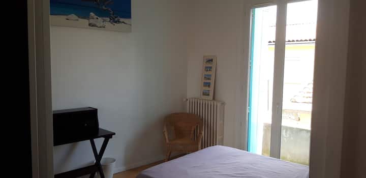 Dormitorio 1 con  balcón vista 2