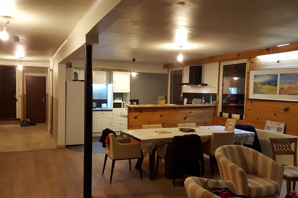salle à manger et cuisine