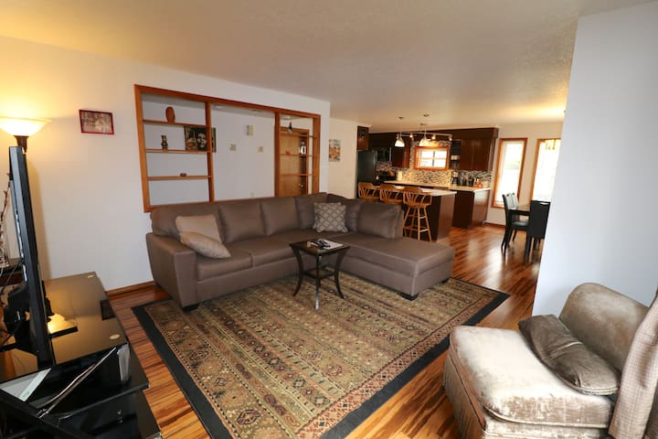 Alberta Arts Bungalow – 4 Bedroom