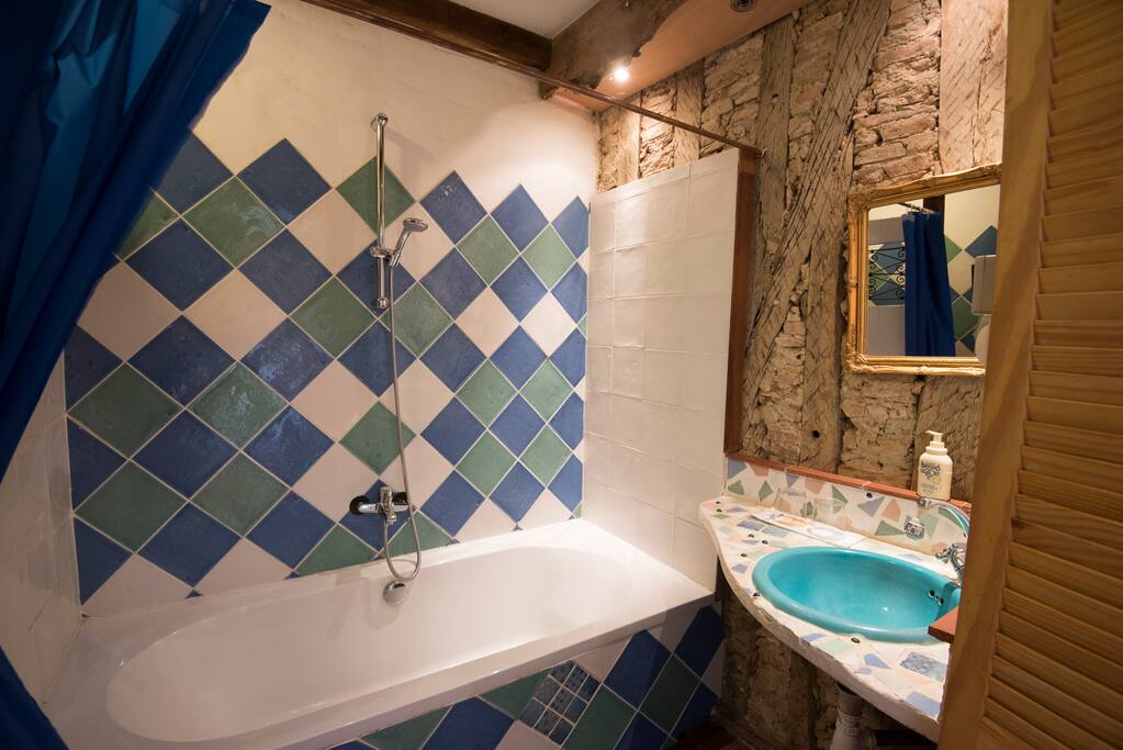 Salle de bains avec douche/baignoire et wc