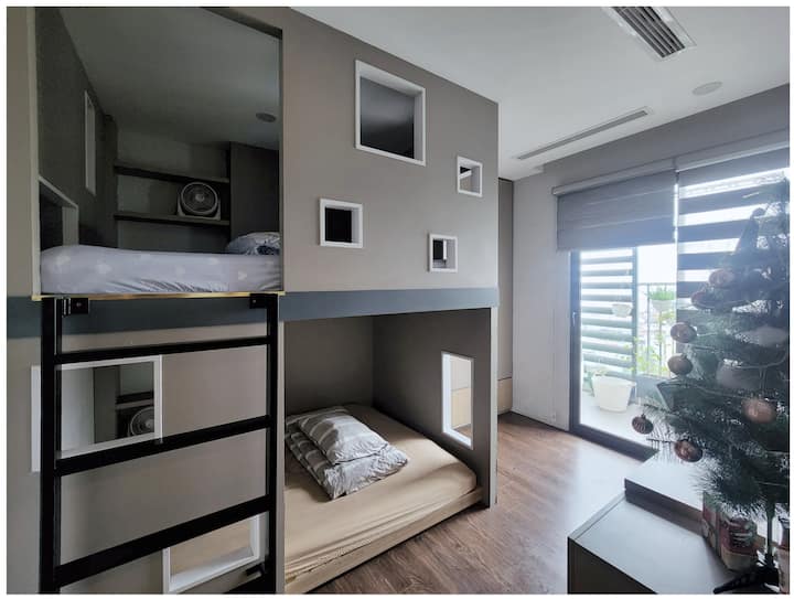 غرفة النوم 03 - سرير مزدوج واسع بطابقين 02 سرير 1400 × 2000 مرتبة ناعمة وخزانة ملابس بمقعدين ومكتب مع شرفة مفتوحة