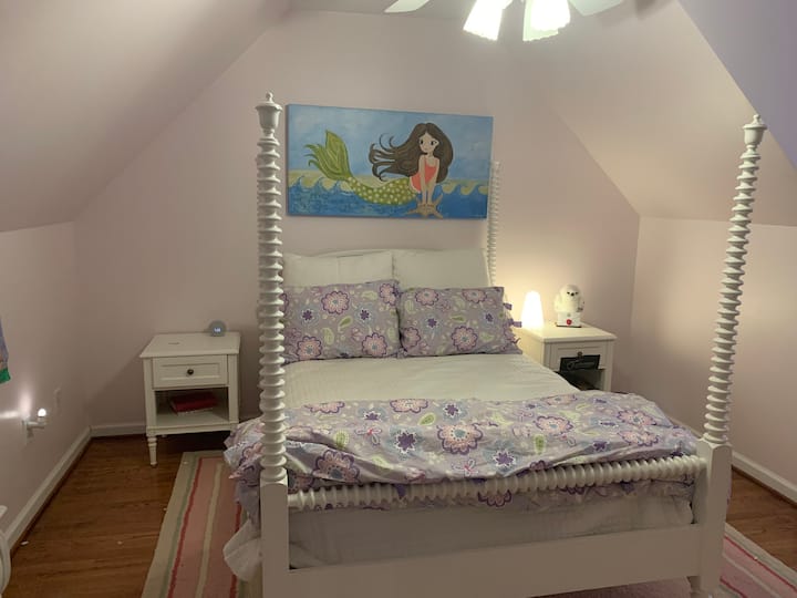 dormitorio en la planta superior con cama de matrimonio