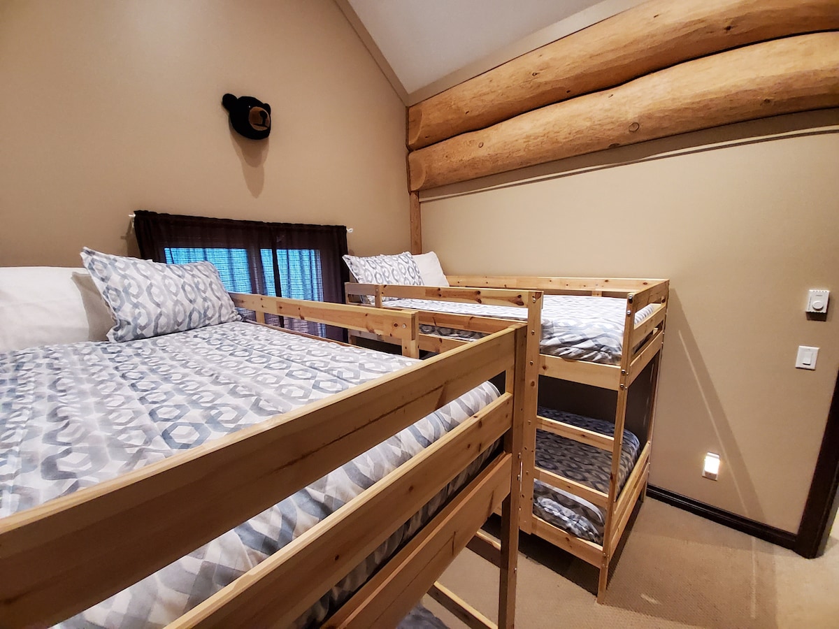 Third guest room with twin bunk beds on third floor