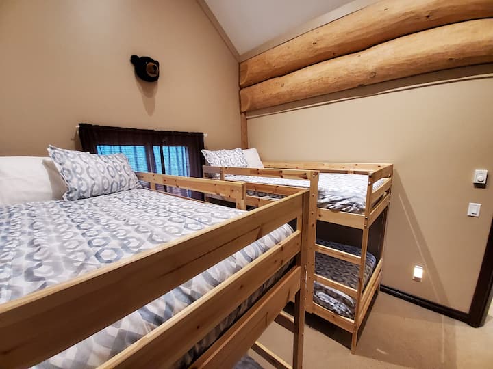 Third guest room with twin bunk beds on third floor