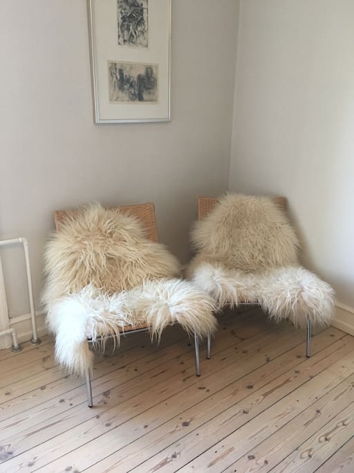 Værelset med loungestole. Her kommer også en lille reol og en læselampe