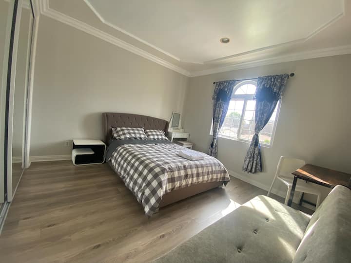 A1Queen bed,sofa and new Villas for Rent in