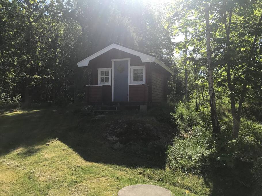 Guest house with 2 single beds.