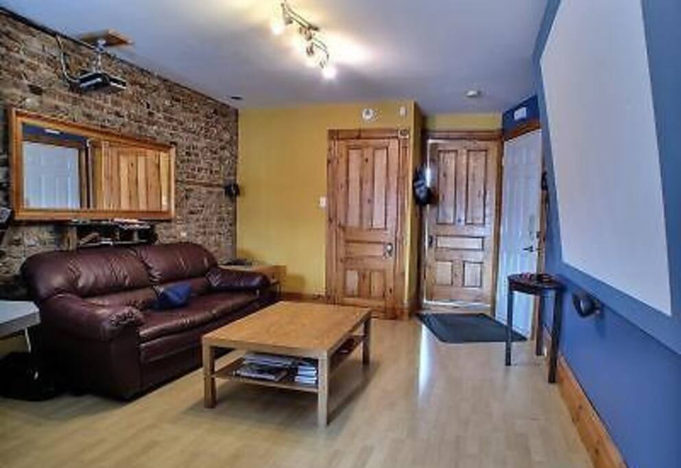 Le salon avec rétroprojecteur