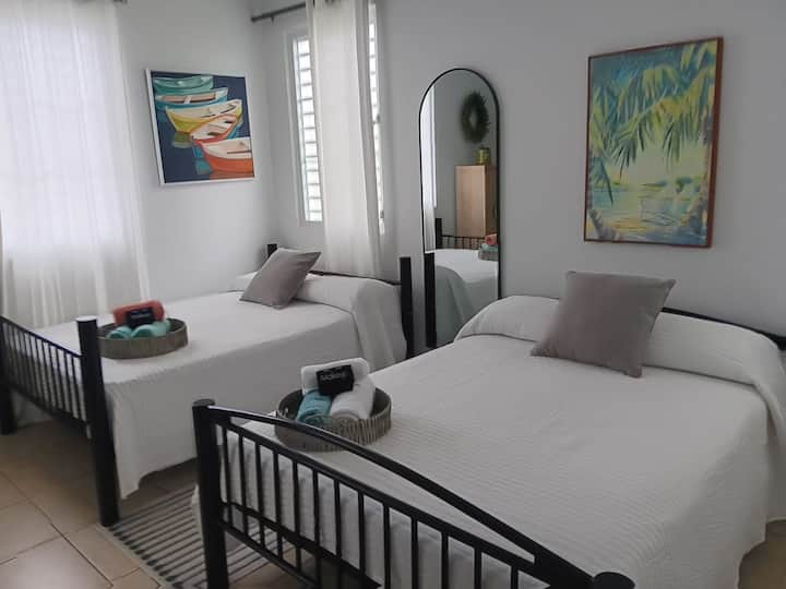 Отделна стая с две пълноразмерни легла.