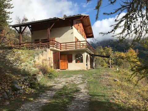 Large quiet chalet on the south side