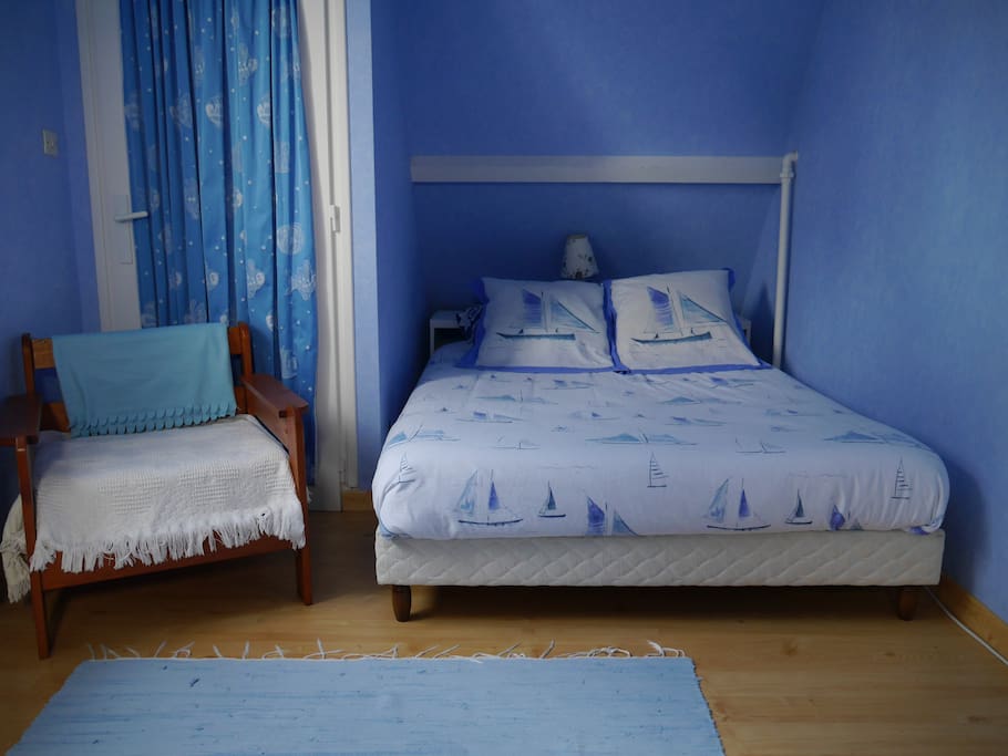 Chambre double à l'étage, type mini-studio, lit 140x200 et canapé 3 places