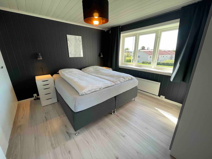 Dhoma e gjumit 1 - Tempurseng 180x200 cm. Dhoma e gjumit është në katin e parë. Shfaq fotografinë e hartës së përgjithshme. Qasje në një krevat udhëtimi për në
Foshnja sipas kërkesës.