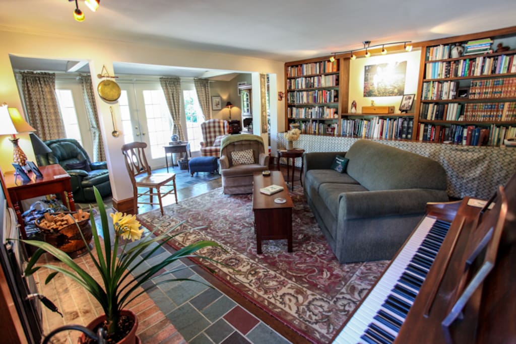 Living room w "library" and piano