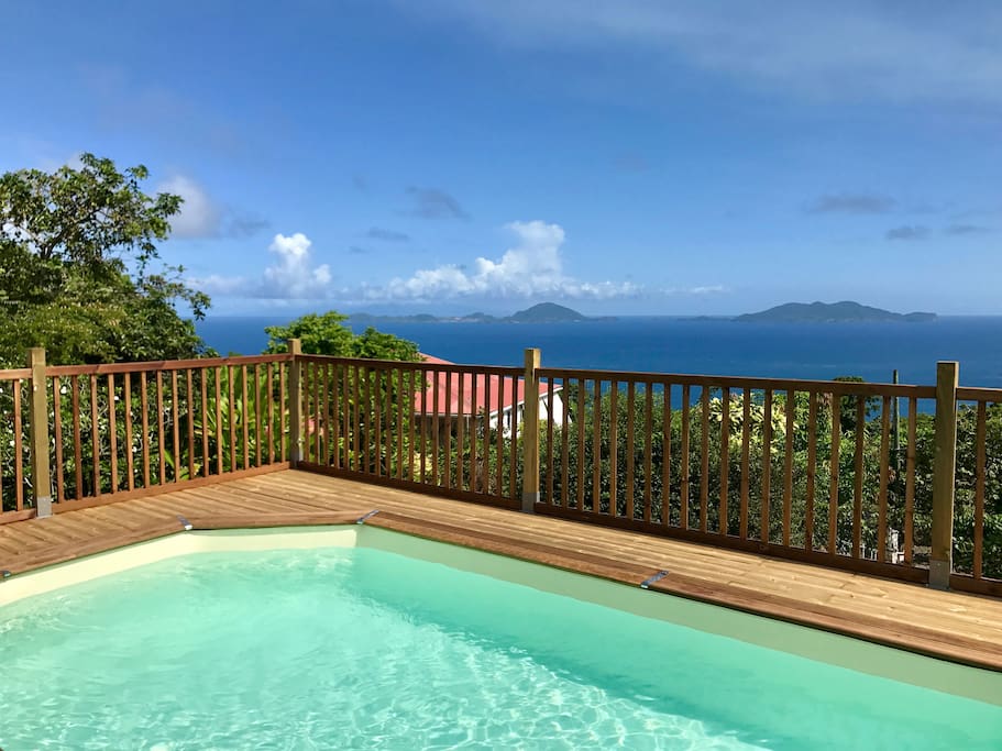 Piscine au sel avec vue sur les Saintes