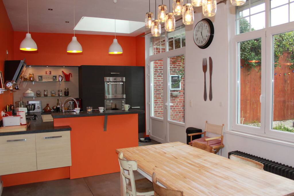 Une grande cuisine lumineuse