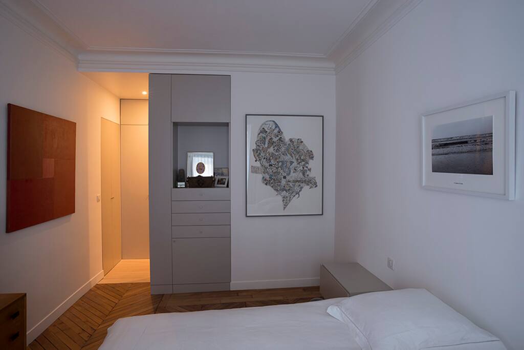 Chambre principale avec sa salle de bains comprenant douche et baignoire