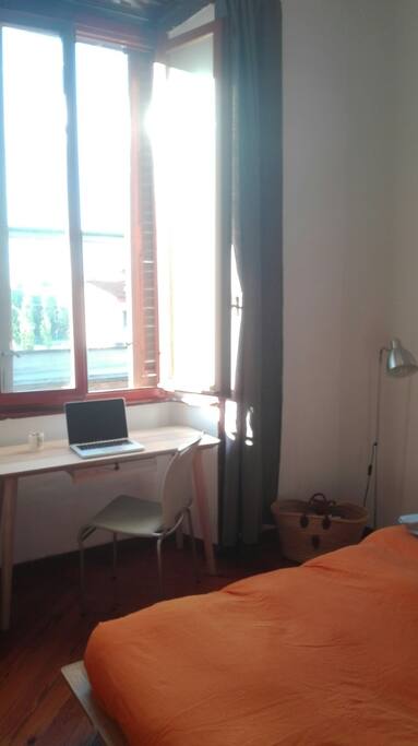 Camera da letto con letto ad una piazza e mezza francese e una brandina per un eventuale terzo ospite.