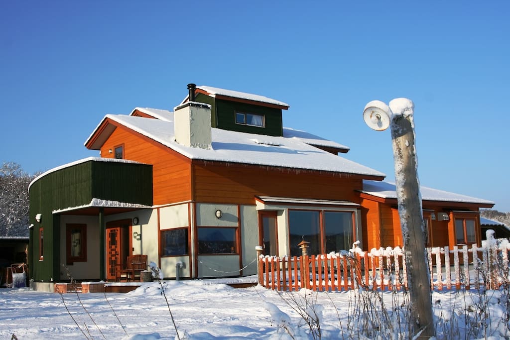 冬は雪と氷に囲まれた清浄な世界。
Poroto Lodge in winter