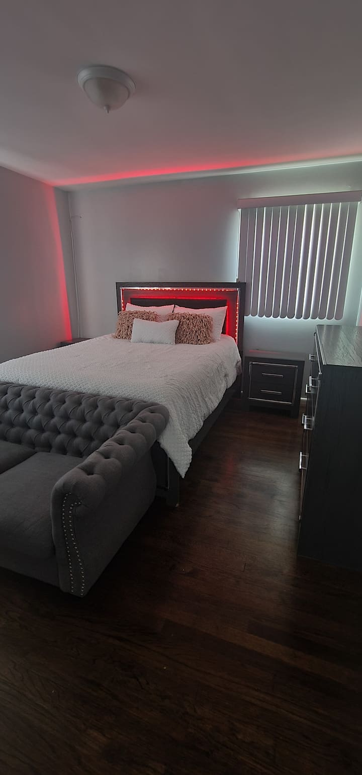 ห้องนอนใหญ่เตียงควีนไซส์พร้อมหัวเตียง LED วิวจากโถงทางเดิน