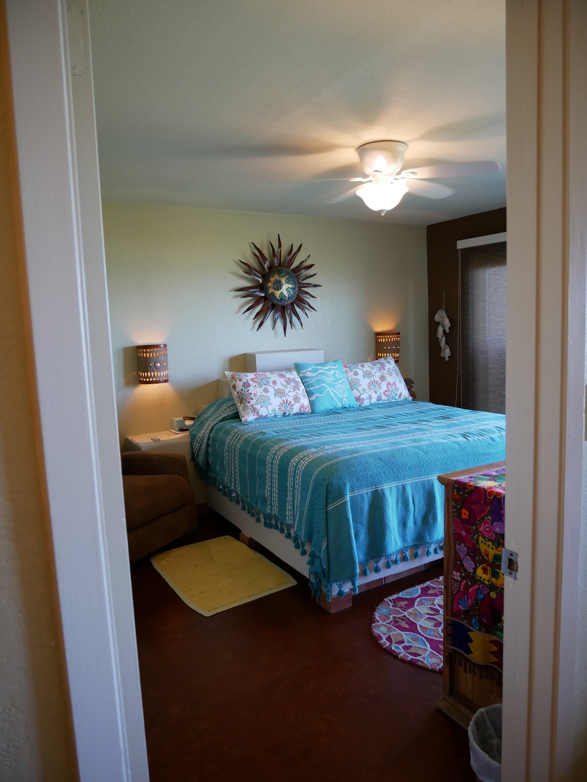 Ulaz u spavaću sobu s bračnim krevetom i podom od plute