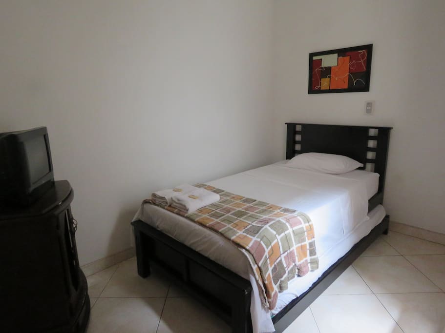 dormitorio acogedor con muy buena ventilacion,ventana a un patio interior
